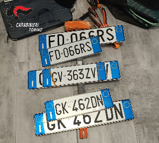 In auto con lampeggianti, sirene e materiale da scasso, tre arresti